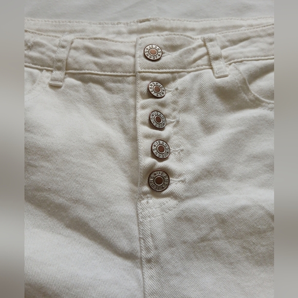 Women's Cream‎ Button-Up Shorts - Picture 10 of 12